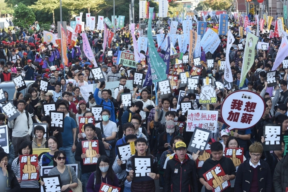 台灣勞工陣線表示，蔡英文總統在競選期間曾開出六大勞工政見，但目前看來處在「嚴重停滯」的狀態。圖為去年底反對勞基法修惡大遊行。（攝影：葉信菉）