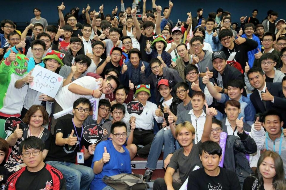 2014年，柯文哲以政治素人身分，在台北市颳起一股白色旋風並贏得市長選戰。(圖片取自柯文哲臉書)