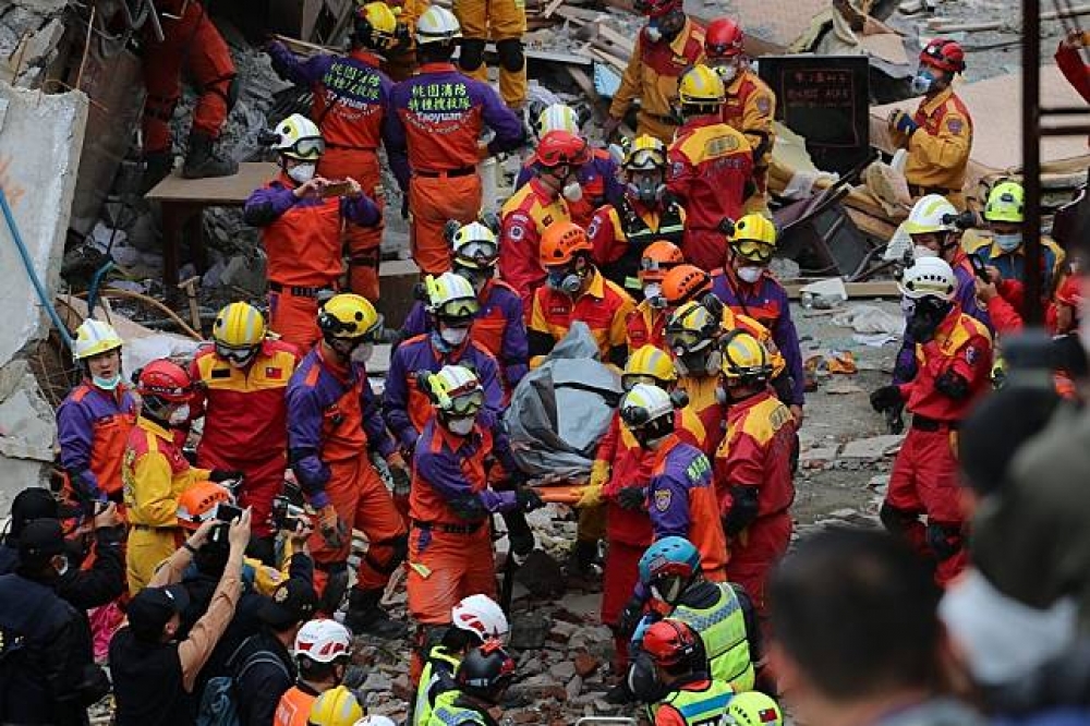 搜救隊員抬出213室罹難的加拿大籍香港夫婦遺體。（攝影：李隆揆）