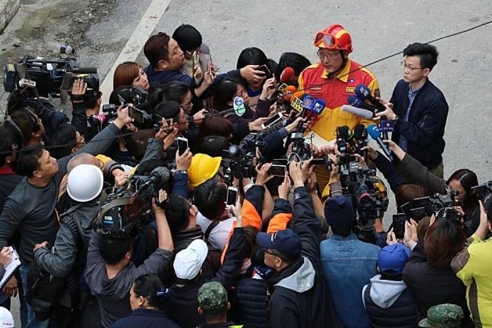 消防署特搜大隊長梁國偉9日下午表示，在213室的浴廁間旁發現加拿大籍香港夫婦2人的下半身。（攝影：李隆揆）