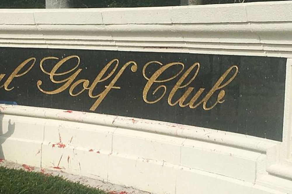 美國時間3月31日晚間，川普名下的高爾夫球俱樂部左側入口招牌遭潑漆。（美聯社）