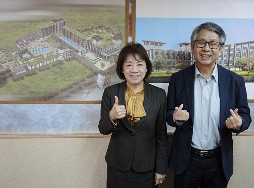 君達集團創辦人尹純綢（圖左）與上報社長胡鴻仁在全新Villa飯店藍圖前合影留念。（攝影：虞煥榮）
