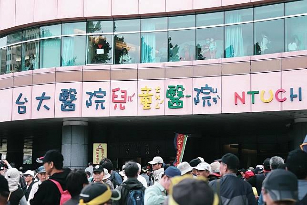 台大醫師施景中25日在臉書指出，陳抗人士占用台大兒童醫院資源，脫序行為不斷。（圖片取自Kyoto Sanada臉書）