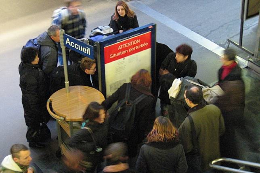 因為法國國鐵罷工而在確認班次表的旅客們（banlon1964＠CC.BY 2.0）