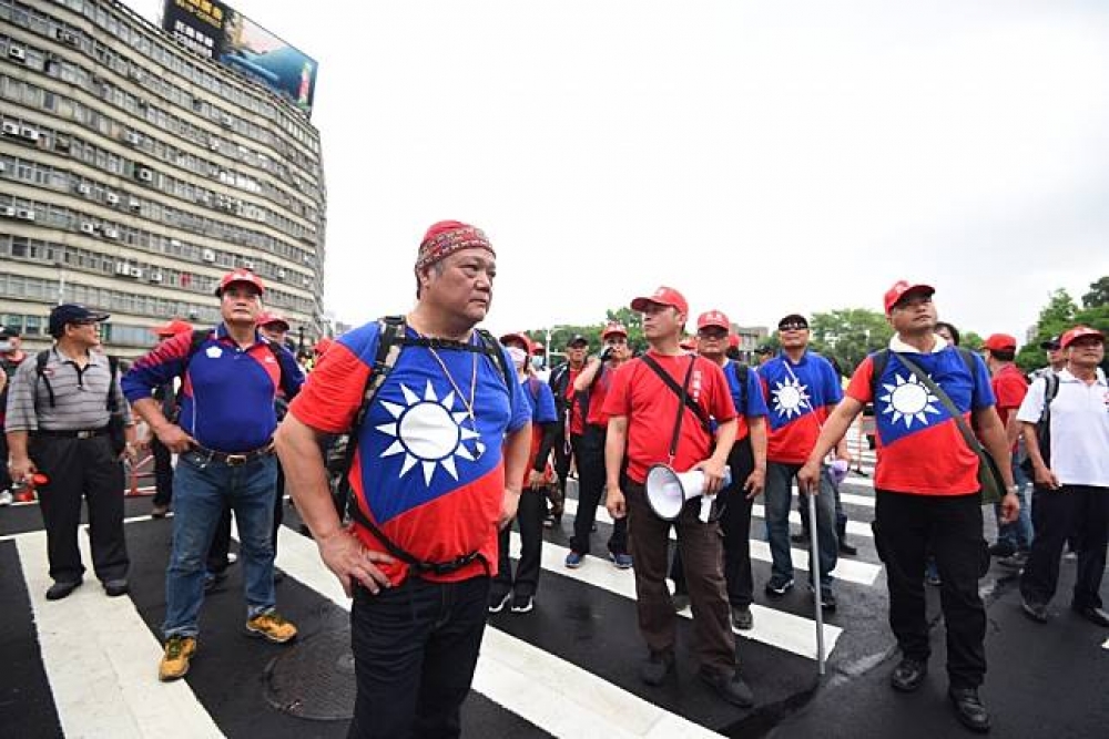 身穿中華民國國旗衣、頭戴傳統服飾帽子的正是花蓮退警協會理事長李孟萍（第一排最左邊）。（攝影：李昆翰）