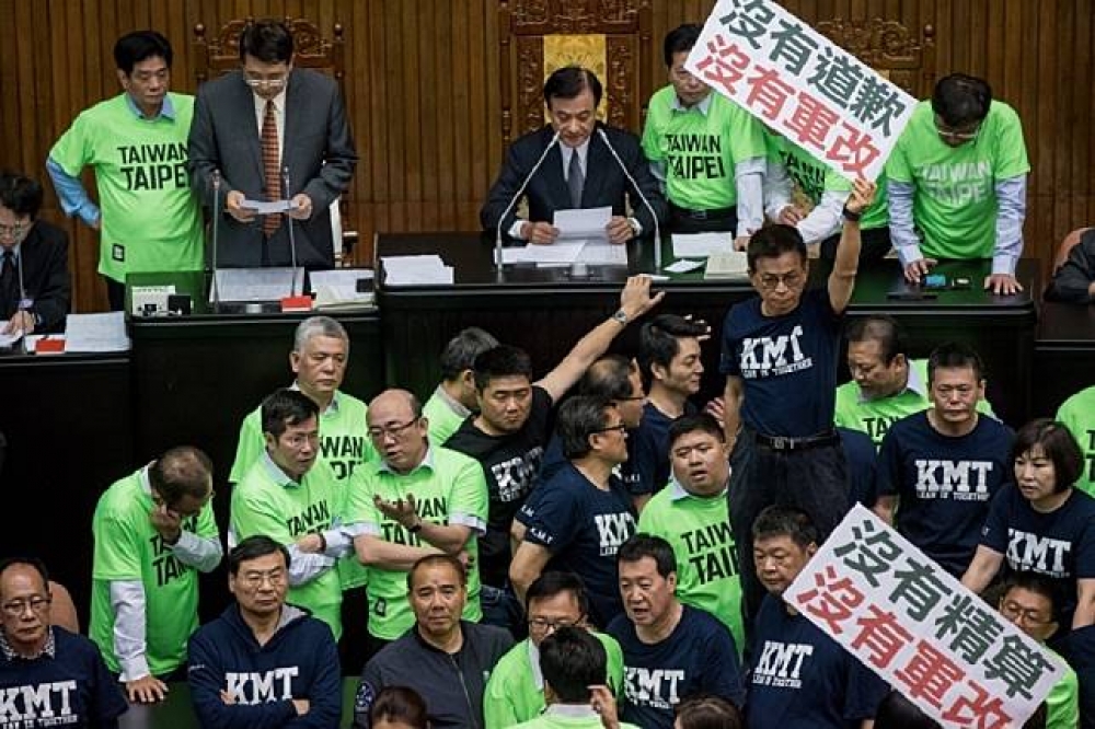 綠委今罕見一同穿上姚文智陣營推出的「Taiwan Taipei」短T，引發聯想是否向黨中央喊話自推人選。（攝影：李昆翰）