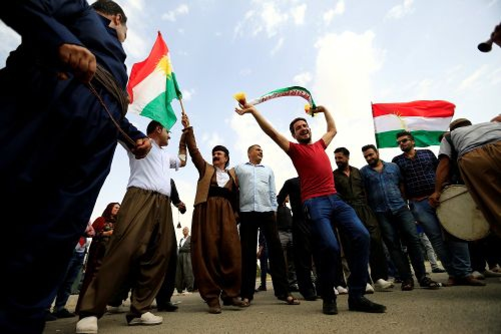 位於伊拉克北部的庫德族自治區庫德斯坦，近日舉辦具有歷史性的公民自決公投。截自26日早上，超過93%的選民壓倒性地支持「庫德斯坦獨立」。公投落幕後，庫德斯坦首府艾比爾（Erbil）、陷入了高昂的歡騰氣氛。（湯森路透）