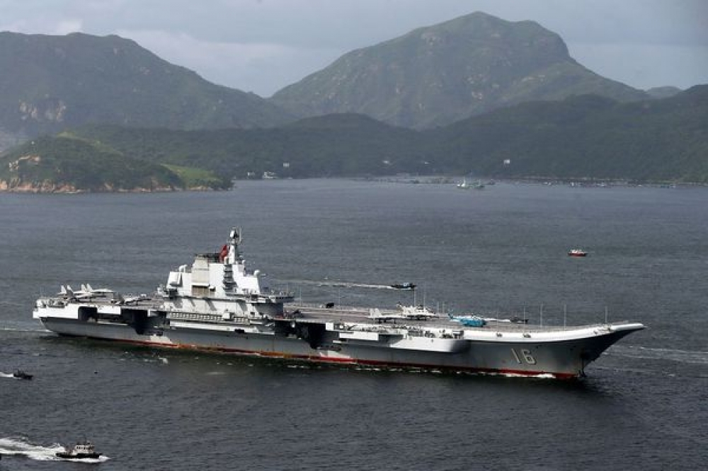 日前駛離香港港口的中國遼寧艦。（湯森路透）