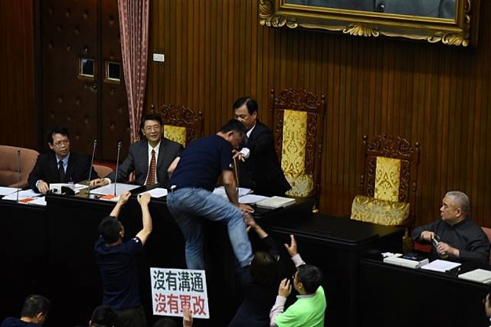 國民黨立委楊鎮浯一度跳上主席台，遭立法院長蘇嘉全推開，場面混亂。（攝影：李昆翰）