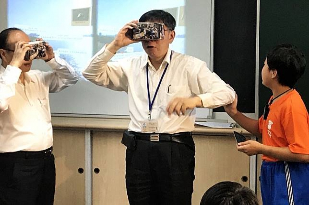 台北市長柯文哲今與國小學生共同體驗VR，左為北市教育局長曾燦金。（攝影：徐乙喬）