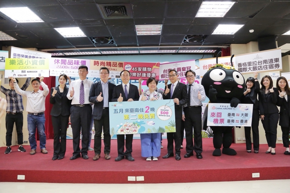台南觀旅局局長王時思(左7)與旅遊業者大合照。(圖片來源:台南市觀旅局提供)