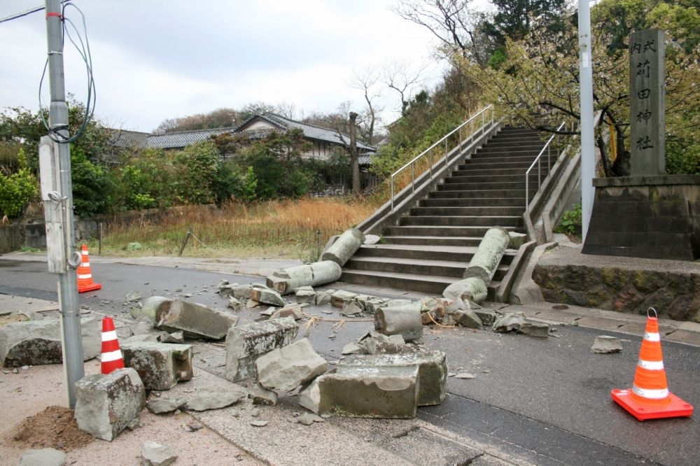 日本西部的島根縣9日凌晨遭遇芮氏規模6.1的強震襲擊，圖為當地知名的苅田神社鳥居毀壞情形。（湯森路透）