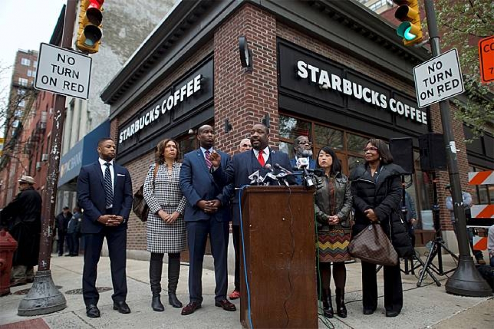 星巴克陷種族歧視醜聞，費城市議員強生（Kenyatta Johnson）現身呼籲應採取實際行動。（湯森路透）
