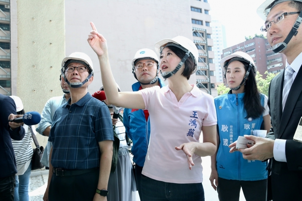 丁守中（穿藍格上衣）及台北市議員王鴻薇10日上午至大巨蛋探勘施工情形，遠雄發言人楊舜欽（右者）也來到現場。（攝影：張凱婷）