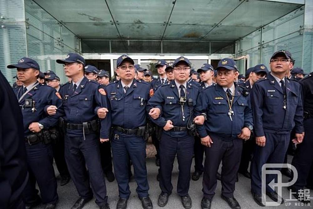 彰化縣長魏明谷表示，2018年將新增彰化縣內員警人力編制150人，在補足人力後，希望能讓50歲以上員警不必值大夜班。（攝影：李昆翰）