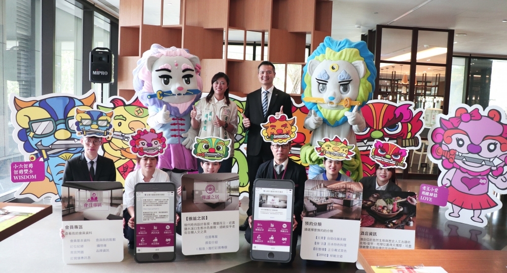 安平區長賴青足(後左)與台南大員皇冠假日酒店行銷業務總監趙博恩(後右)，與劍獅吉祥物合影。（照片提供：台南大員皇冠假日酒店）
