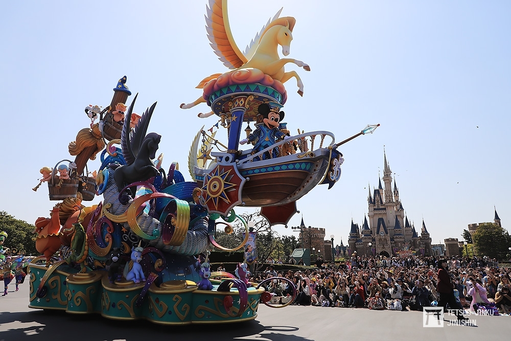 東京迪士尼35週年全新的白天大遊行，由米老鼠領軍。（攝影：陳威臣）