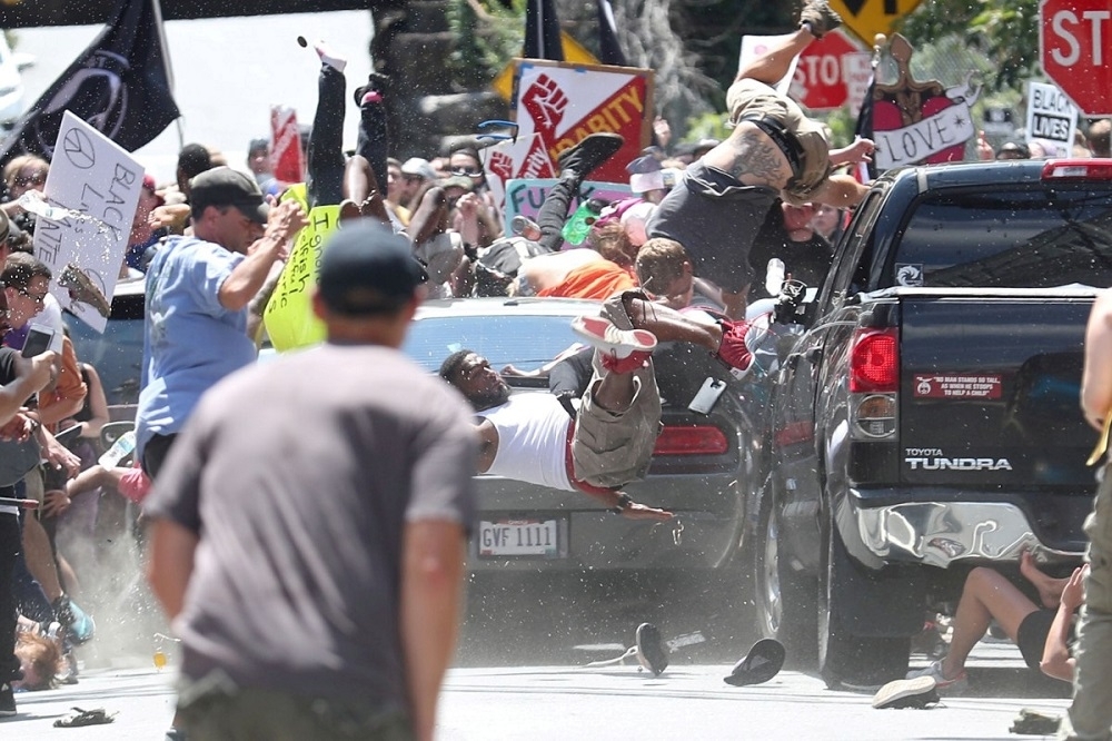 《每日進步報》以美國維吉尼亞州極右派白人集會釀3死衝突事件的照片獲2018年普立茲「突發新聞攝影獎」。（湯森路透）