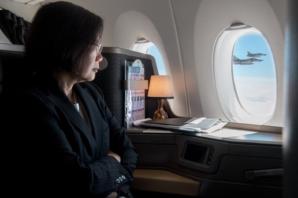 總統蔡英文17日搭乘華航專機出訪史瓦濟蘭，，由四架幻象往南伴飛20分鐘。（取自蔡英文臉書）