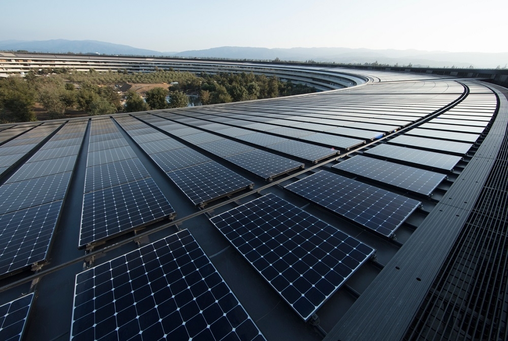 位於美國加利福妮亞州庫帕提諾﹝Cupertino﹞的蘋果總部，上蓋安裝了能生產17兆瓦的太陽能發電板及沼氣發電設施，為總部帶來充足的電力。(蘋果)