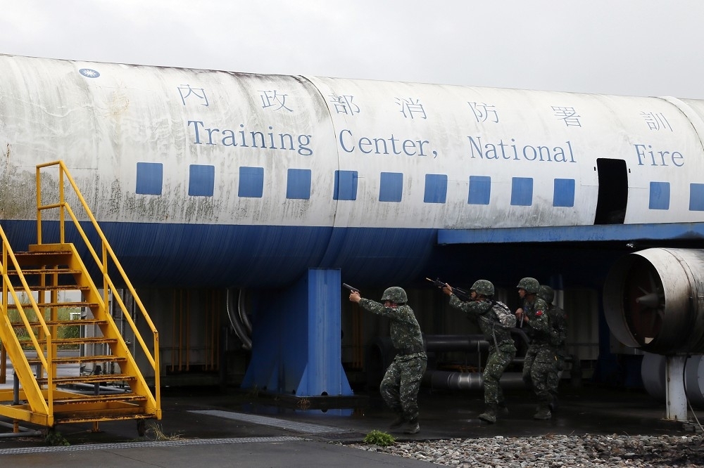 陸軍特戰指揮部特戰第一營官兵17日前往南投竹山消防訓練中心，進行機場反劫持作戰操演。（航特部提供）