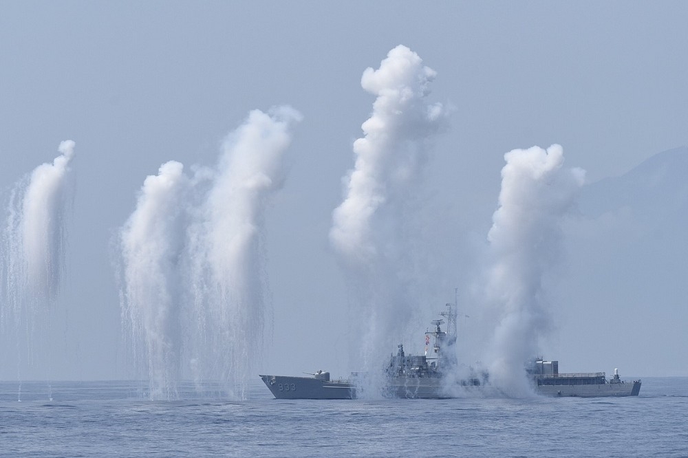 編號933「鳳陽艦」的濟陽級巡防艦，發射干擾彈模擬飽和攻擊。（攝影：李昆翰）