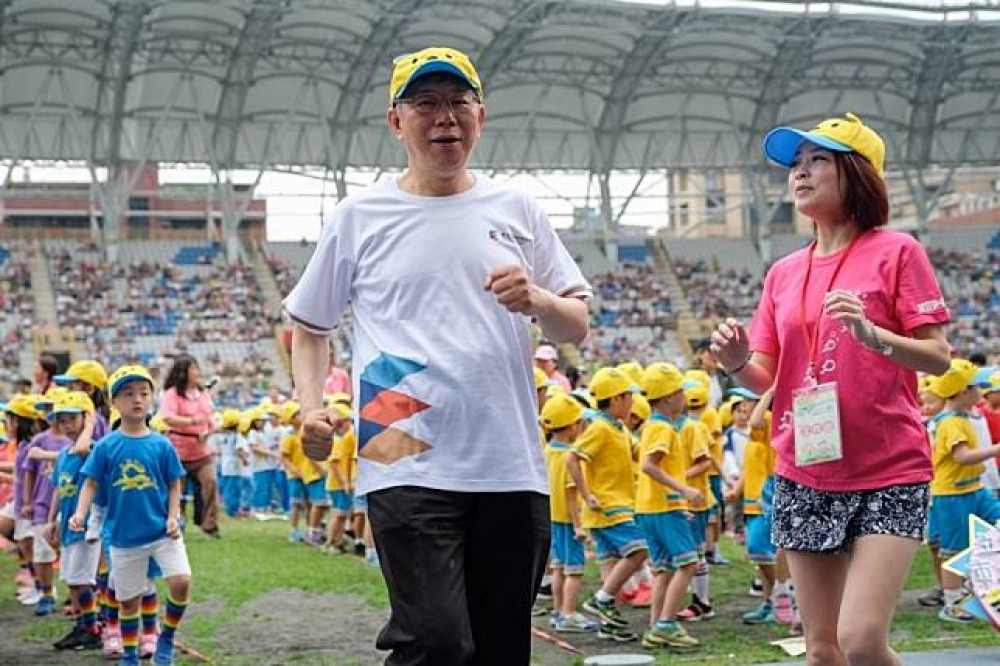 柯文哲14日上午出席「107年度幼兒園幼兒健身操及親子趣味園遊會」時，被問到選舉經費時，回應「台灣選舉經費太貴，是台灣政治敗壞的開始」。（攝影：林家賢）