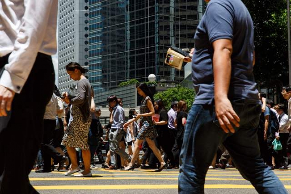 現行單程證制度，香港給予中國居民每日150個單程證名額（即可移民香港），單程證審批權在中國。但香港政府認為内地人的湧入，搶奪了香港的資源，從而提出「重奪單程證審批權」。（法新社）