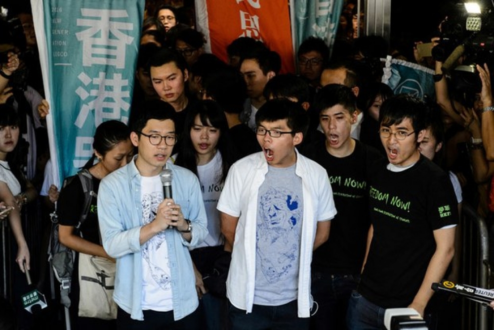 香港「雙學三子」（黃之鋒、羅冠聰、周永康）繼之被加判6~8個月不等的刑期，代表香港政壇的角力，已延伸到司法這最後一塊淨地。（法新社）