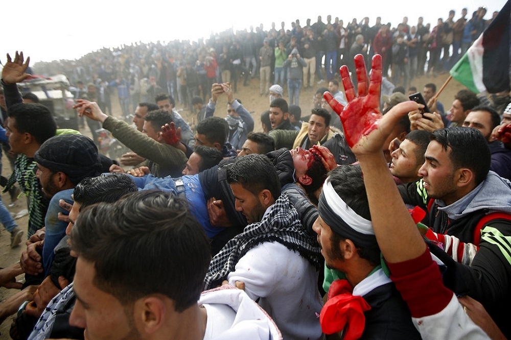 《路透社》報導,巴勒斯坦民眾30日於加薩與以色列邊境，展開示威遊行，卻遭到以色列國防軍鎮壓驅離，這場衝突至少造成16人死亡，數百人受傷。（美聯社）