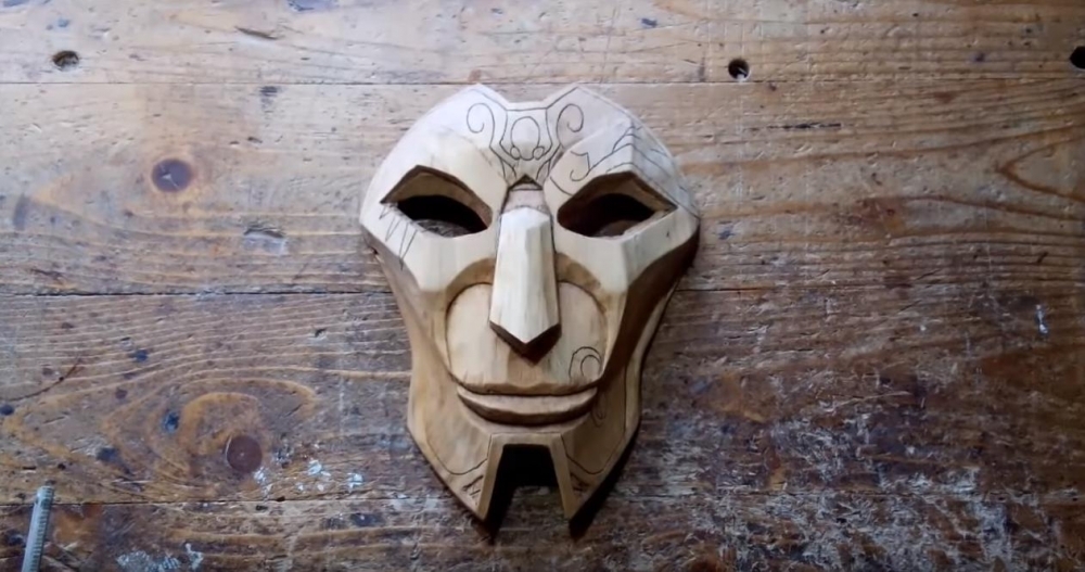 國外玩家巧手雕刻的燼的面具，維妙維肖。（圖片來源：Youtube）