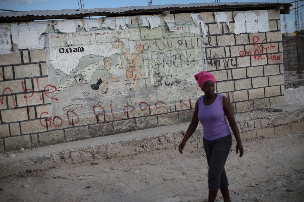 一名走在海地街頭的女性。（湯森路透）