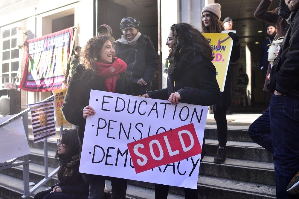 英國大學教職員大罷工，抗議退休金將被砍一半。(湯森路透)