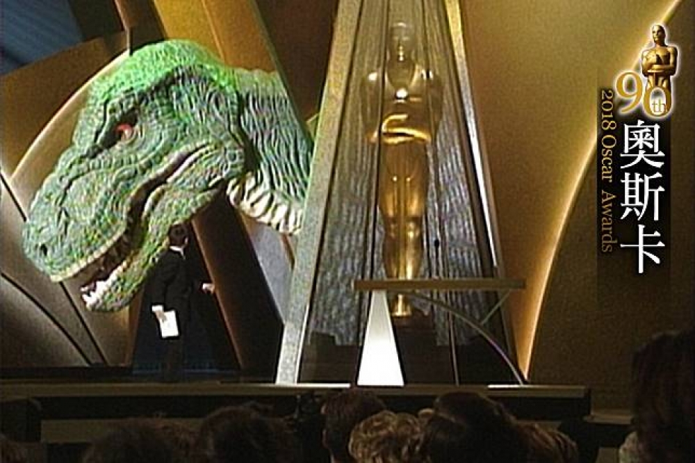 1994年第66屆奧斯卡頒獎典禮，在頒發最佳視覺效果時，一隻暴龍突然從舞台後方現身（圖片取自網路）
