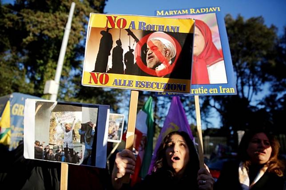 民眾聚集在伊朗駐義大利使館外抗議伊朗總統羅哈尼。（湯森路透）