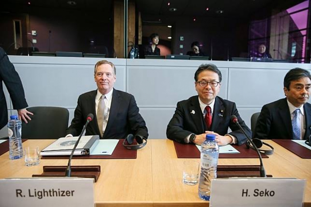 美國貿易代表萊特澤（左一）、日本經濟產業大臣世耕弘成（右二）出席在比利時舉辦的鋼鋁關稅會談。（湯森路透）
