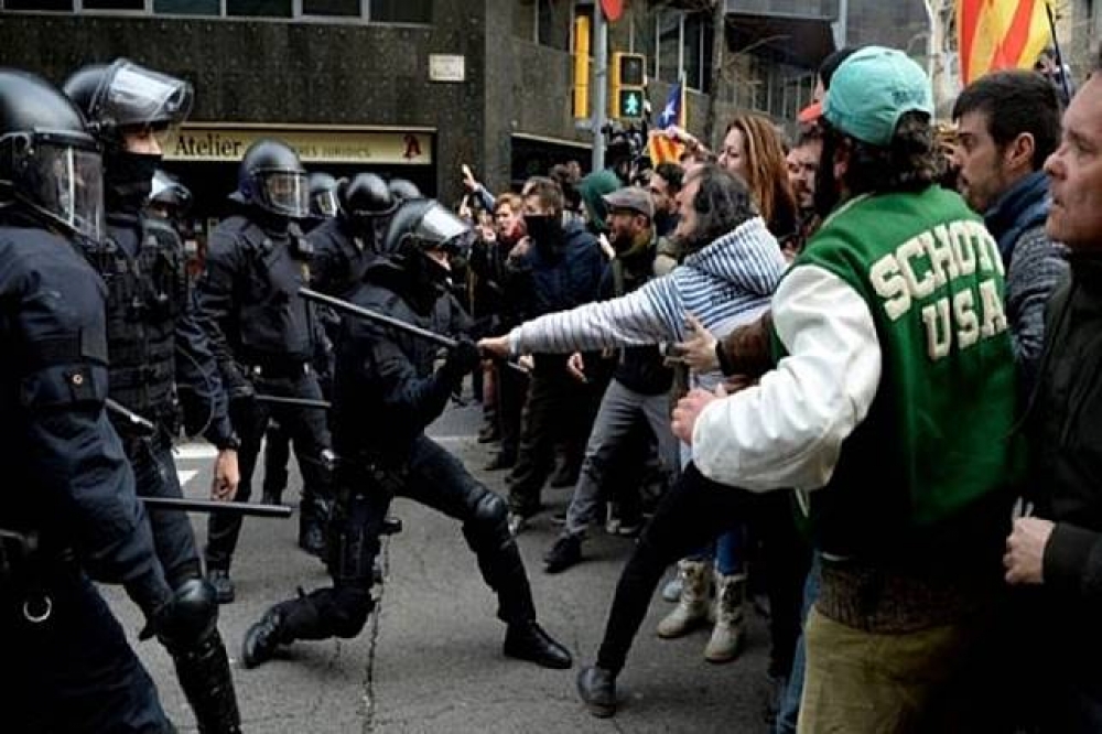 巴塞隆納（Barcelona）的抗議者和警方衝突對峙。(翻攝自BBC)