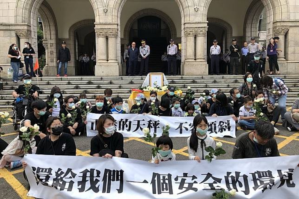 白玫瑰社會關懷協會於25日下午3時在司法院前發起第5次「白玫瑰運動」，抗議恐龍法官。（攝影：李昆翰）