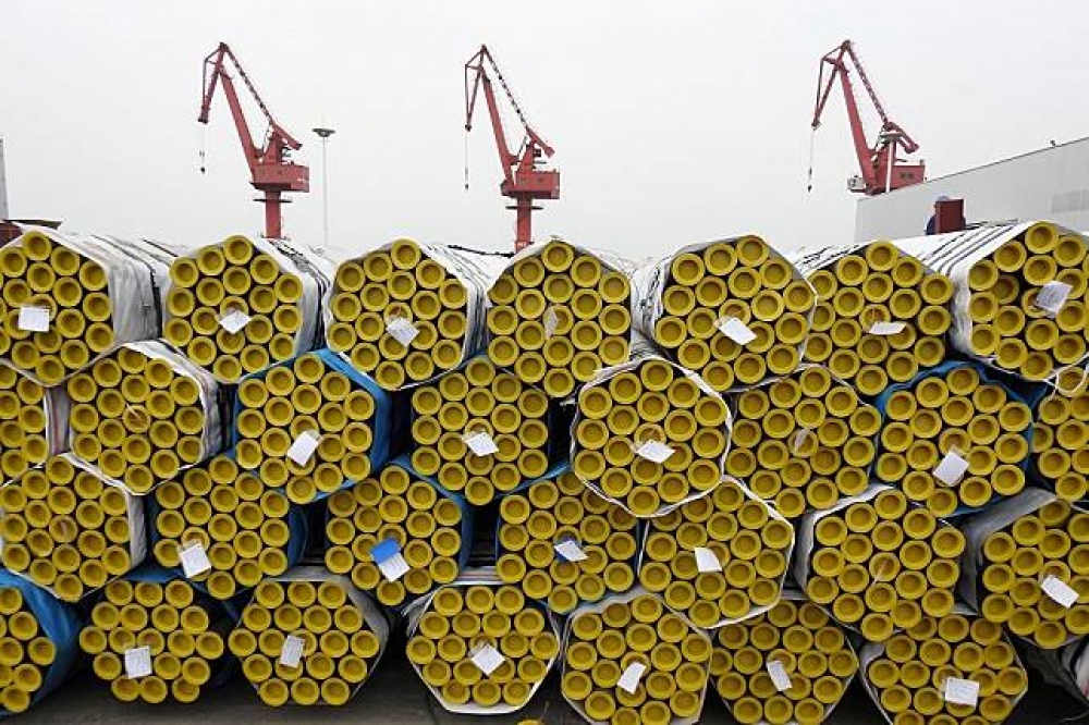 置放在中國江蘇省港口等待出口的鐵管。（湯森路透）