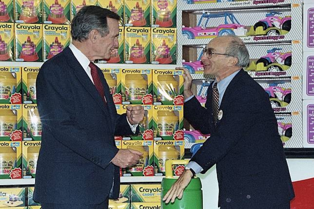 玩具反斗城創辦人雷哲魯斯（右）生前與美國前總統布希合影。（美聯社）