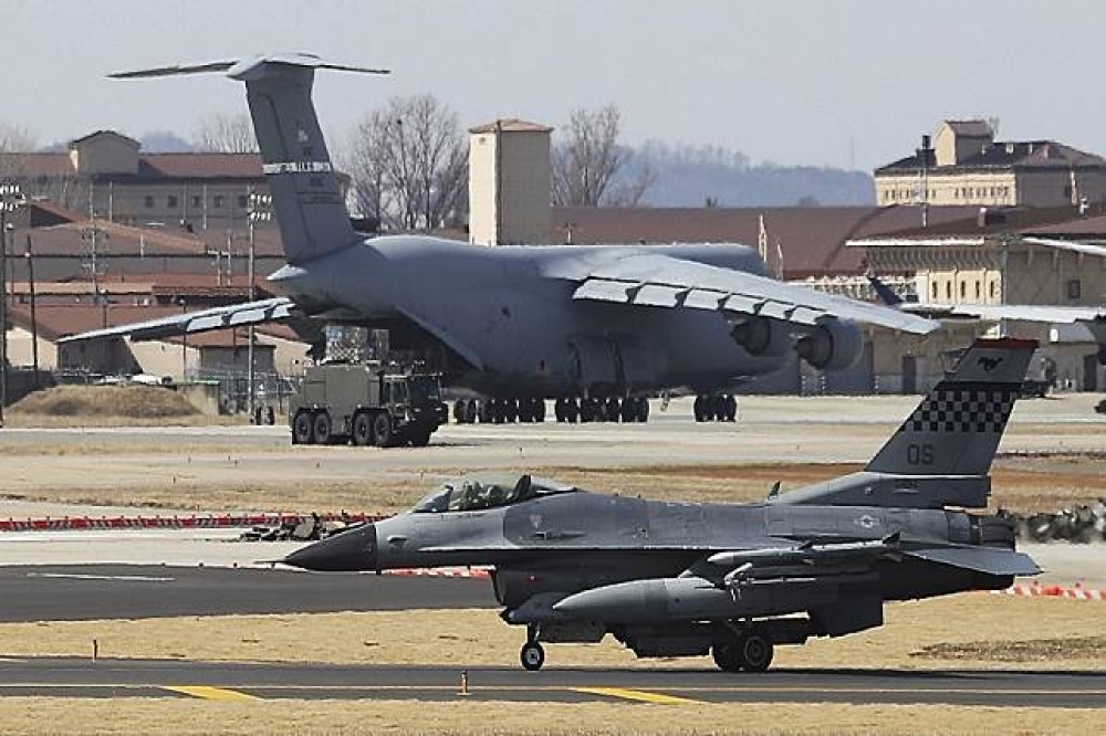美國空軍F-16戰鬥機停在南韓平澤市的美軍基地。（美聯社）