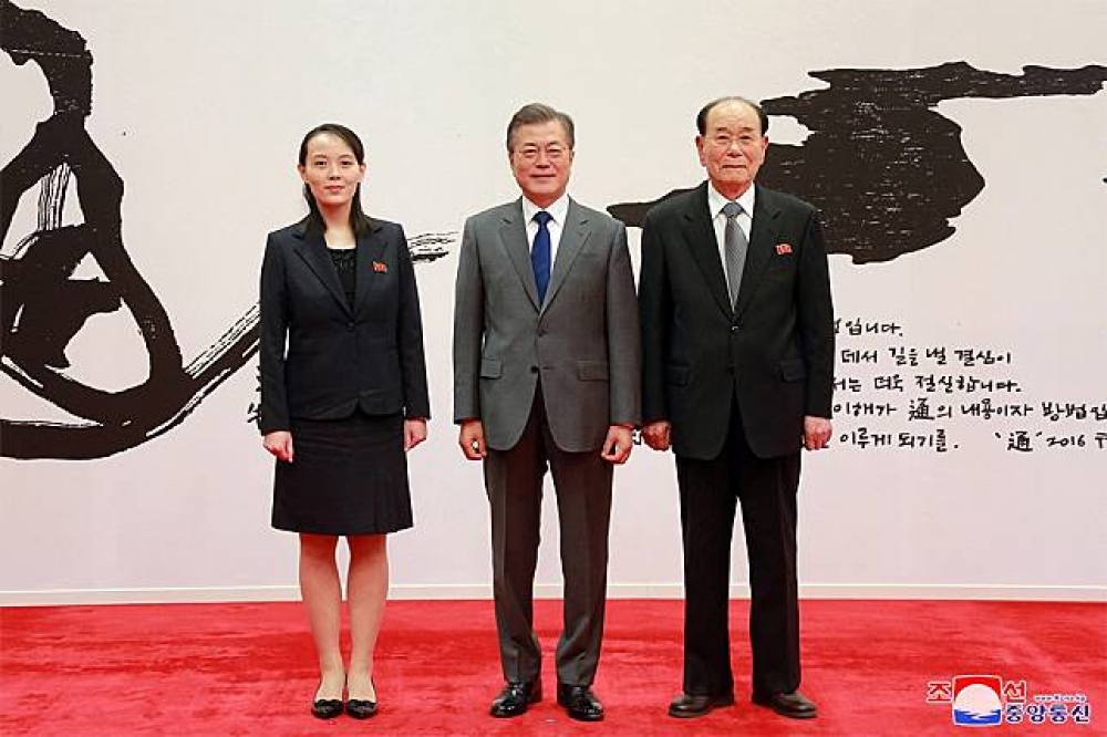 （左至右）北韓領導人金正恩胞妹金與正、南韓總統文在寅、北韓最高人民會議常任委員會委員長金永南。（湯森路透）