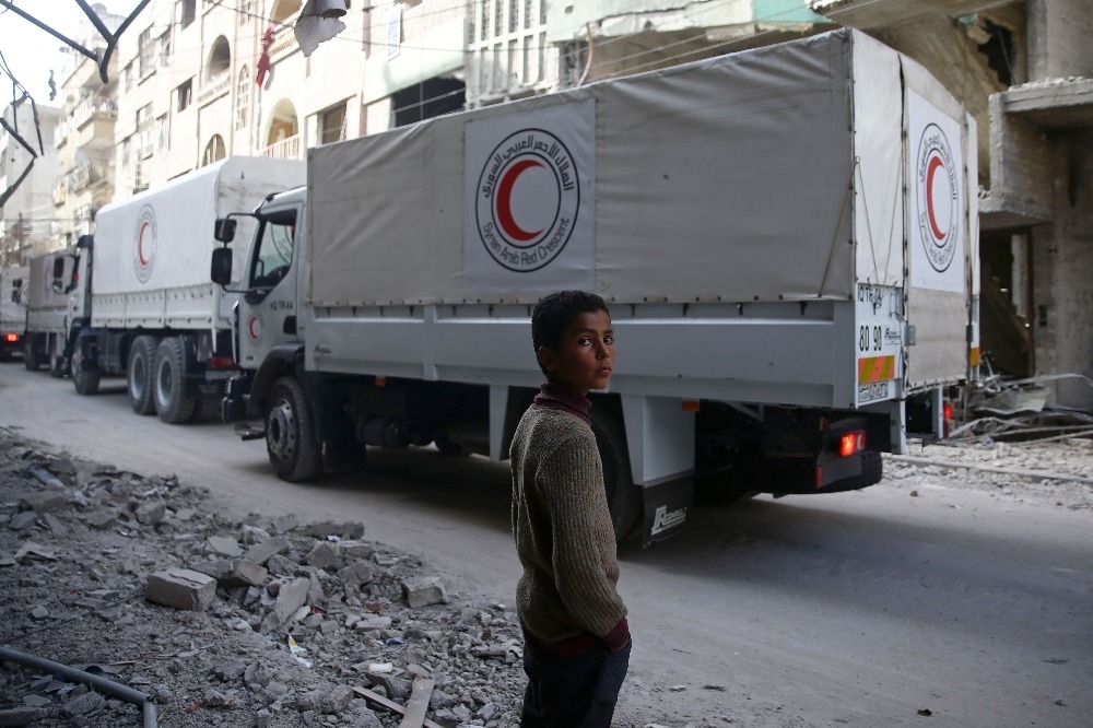 聯合國與敘利亞紅新月會的救助車隊5日抵達東古塔區。（湯森路透）