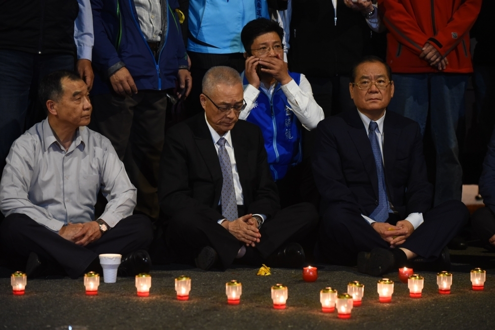 圖為國民黨黨主席吳敦義，3月2日出席八百壯士替繆德生上校祈福活動。(攝影：李昆翰)
