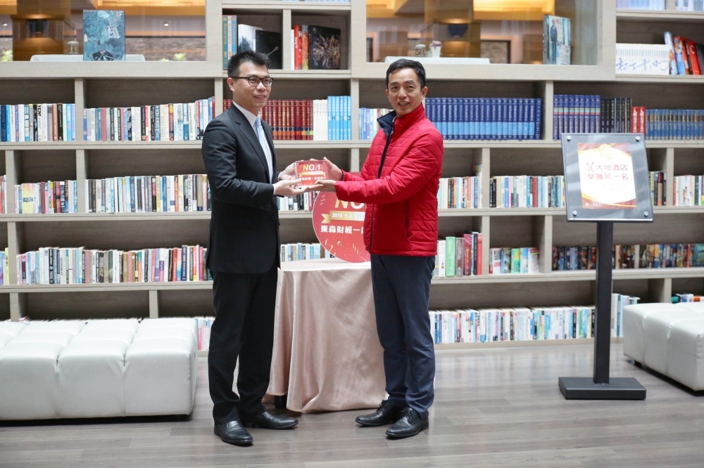 大地酒店總監王信智接受得獎獎牌。(圖片提供：大地酒店)