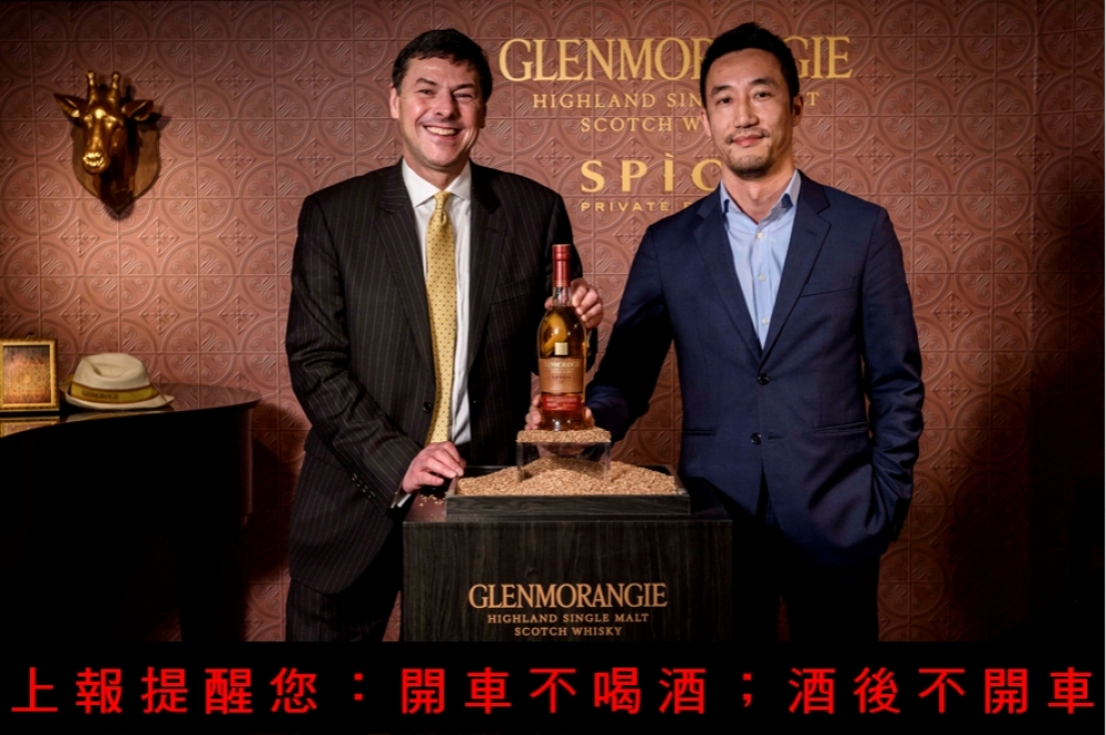 格蘭傑首席製酒師比爾．梁思敦博士（左）與台灣酩悅軒尼詩行銷企劃部總監溫洛汶合影。(圖片提供：格蘭傑）