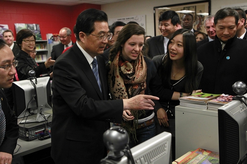 「孔子學院」為中國在美許多大專院校設立的文化宣傳機構，前中共領導人胡錦濤曾於2011年到訪芝加哥的孔子學院。（湯森路透）
