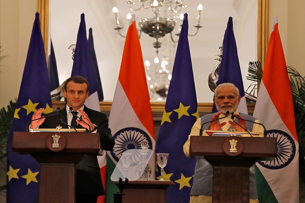 印度總理莫迪（右）和法國總統馬卡洪（左）共同出席簽約儀式。（湯森路透）