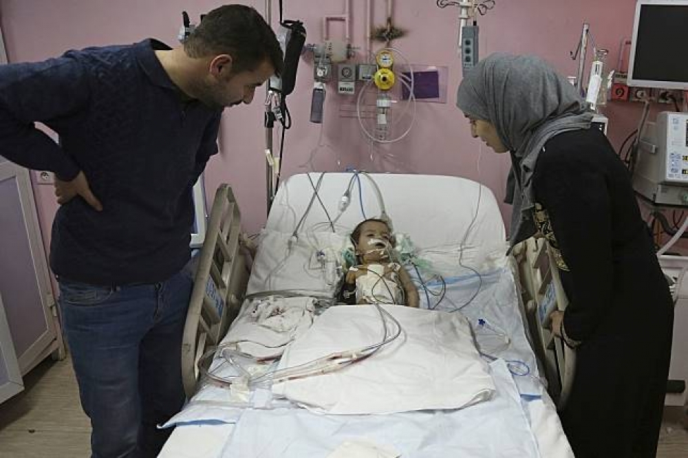 年僅1歲得敘利亞女孩伊曼（Eman）在義大利艾里歐醫生（Dr. Fiore S. Iorio）免費協助下，得以在約旦接受心臟手術，保住一命。（湯森路透）