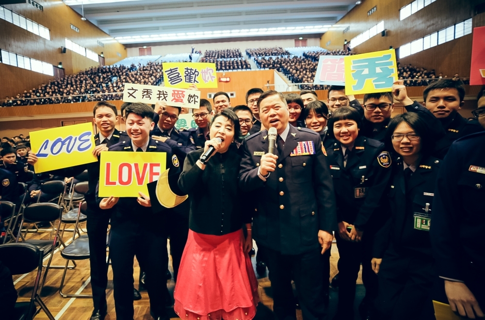 警專校長衛悌琨與聲樂家簡文秀合唱月亮代表我的心。(圖片來源：億光基金會)